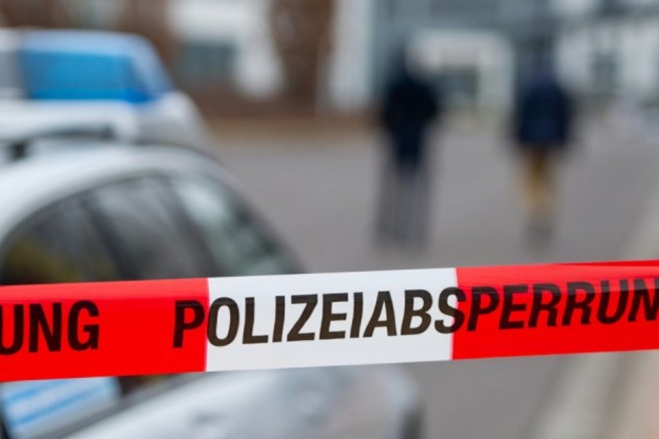 Eine Frau wurde offenbar auf der Straße erschossen. Die Polizei sucht nun den Täter (Artikel- und Startbild sind Archivbilder).