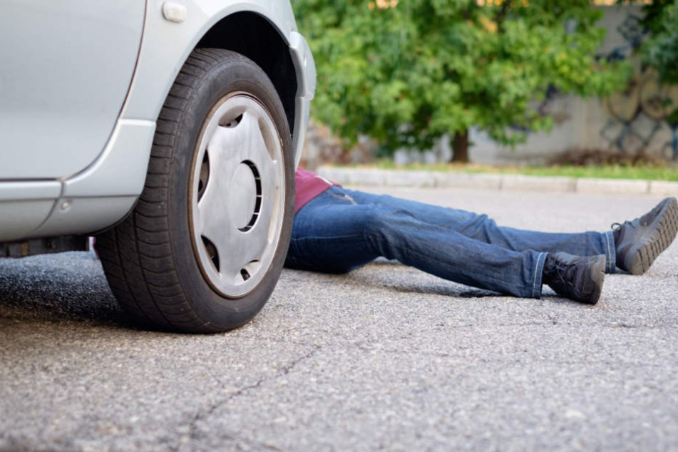 Der Wagen rollte dem Mann über die Beine, er kam ins Krankenhaus. (Symbolbild)