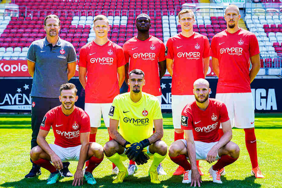 Obere Reihe von links nach rechts: FCK-Trainer Sascha Hildmann mit den neuen Spielern Philipp Hercher, Jose-Junior Matuwila, Andri Runar Bjarnason und Janik Bachmann. Untere Reihe (l.-r.): Simon Skarlatidis, Torwart Avdo Spahic und Manfred Starke.