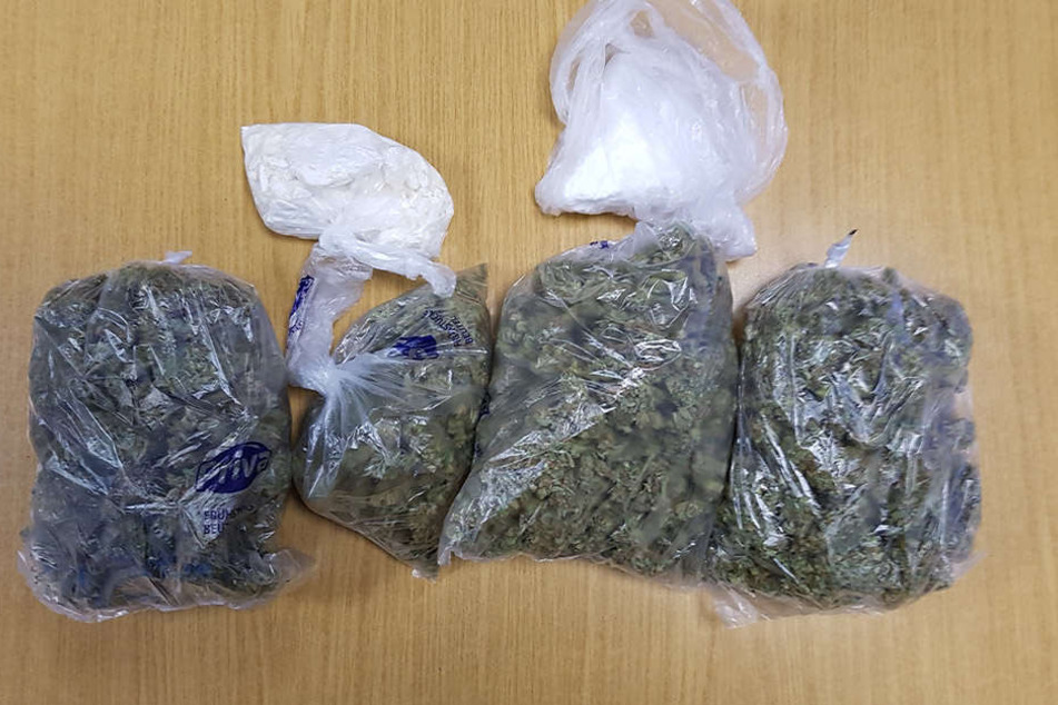 Bei der Durchsuchung entdeckten die Polizisten Tüten mit 350 Gramm Marihuana und 200 Gramm Kokain mit einem Verkaufswert von 10 000 Euro.