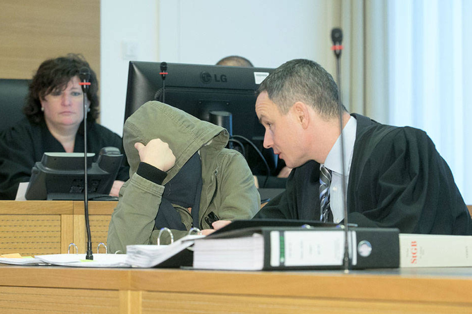 Aniko A. (23) beratschlagt sich mit ihrem Anwalt Henning Schneider