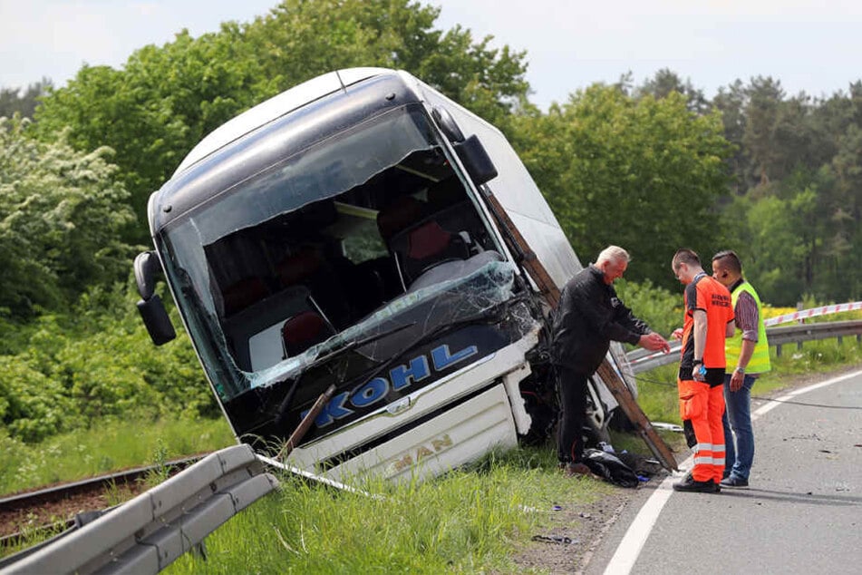 Ein aus Deutschland kommender Reisebus ist in Polen mit einem deutschen Pkw zusammengeprallt.