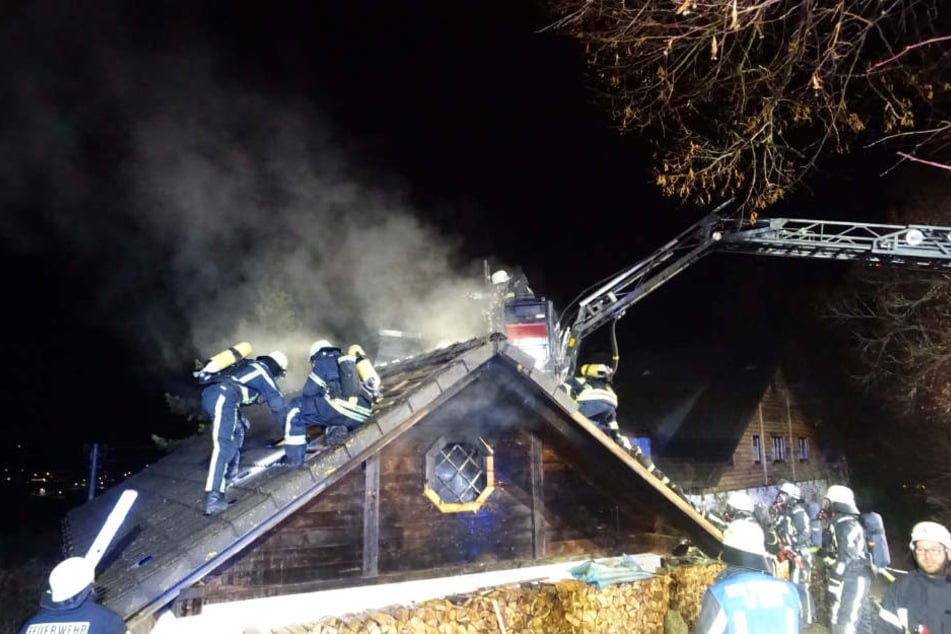 Die Feuerwehr löschte den Brand in dem Haus.