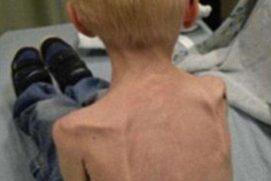 Der Junge musste in einem kleinen Raum unter der Treppe leben.