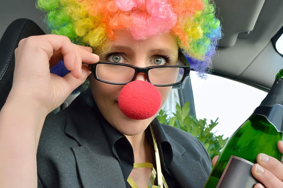 Ist das schon eine Maske? Im Zweifel sollten Autofahrer ihre Karnevalskostüme erst nach der Fahrt anlegen.