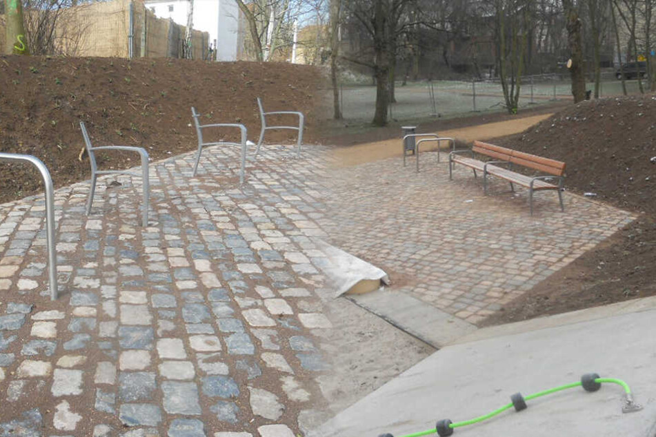 Schon wieder die Latten der erst neu installierten Parkbänke geklaut.