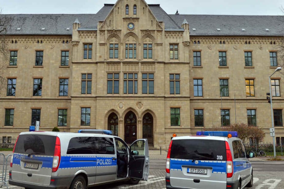 Im Landgericht Erfurt muss sich ein Mann wegen versuchten Totschlags an seinem Nachbarn verantworten.