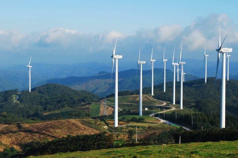 Die Landesregierung will ein Prozent der Landesfläche für Windkraftanlagen reservieren. (Symbolbild)