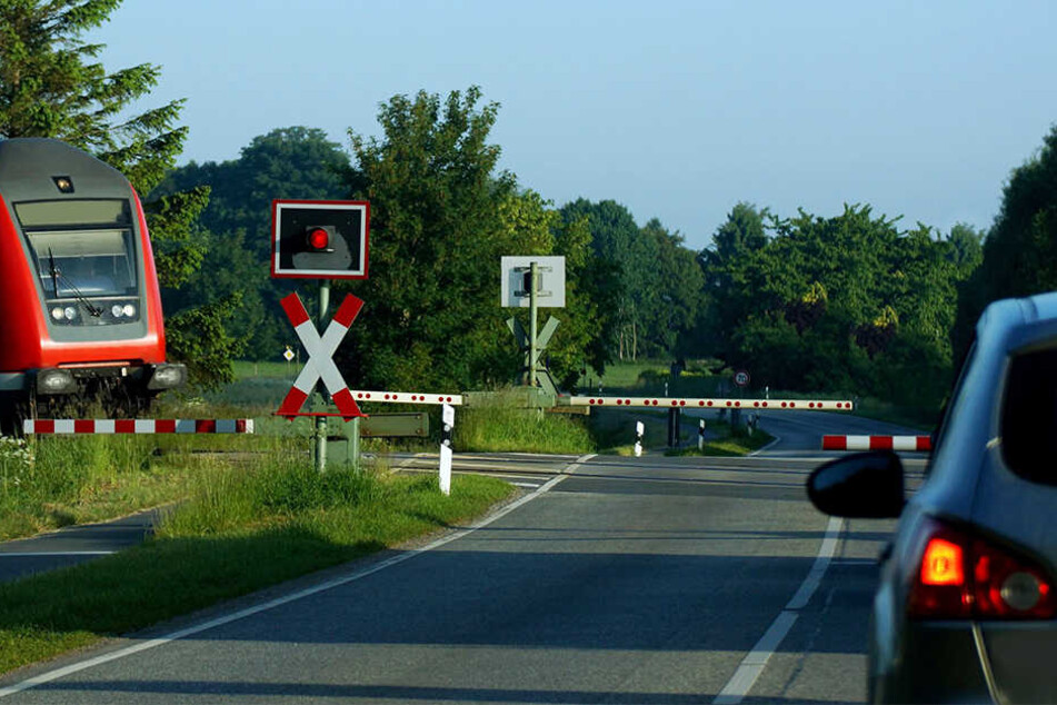 Die Schranken vom Bahnübergang senkten sich, als die Frau mit ihrem defekten Auto auf den Schienen stand. (Symbolbild)