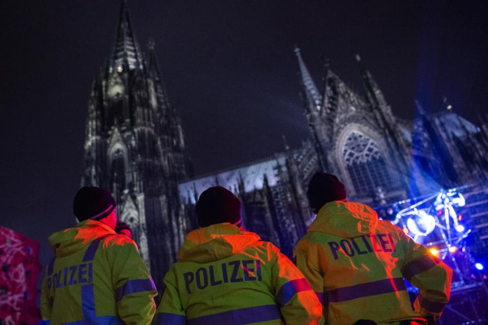Polizisten im Silvester-Einsatz am Kölner Dom.