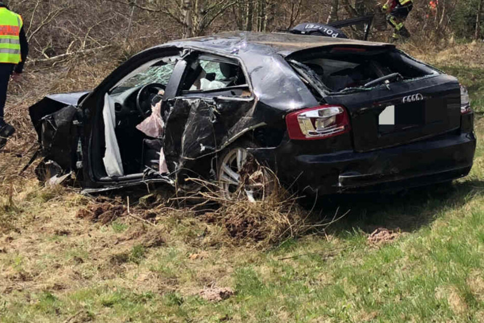 Die Feuerwehr musste den Unfallfahrer aus dem Wagen schneiden.
