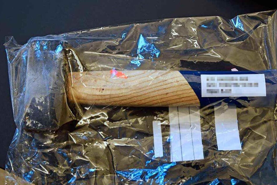 Die Tatwaffe, ein Bello-Hammer, wurde am gestrigen Freitag dem Gericht vorgelegt.