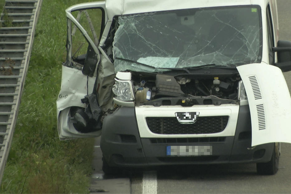Beide Transporter wurden durch den Zusammenstoß schwer beschädigt.