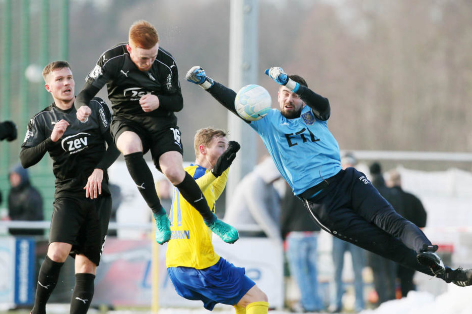 Lukas Wilton (l., Zwickau) trifft gegen Torhüter Benjamin Kirsten (Lok Leipzig) zum 2:1 Anschluß. Hinten: Patrick Wolf (Zwickau) und Ramon Hofmann (Lok Leipzig).