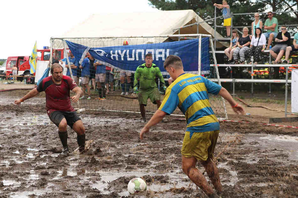 Einmal im Jahr wird der kleine Ort Wöllnau im Landkreis Nordsachsen zum Mekka der Matschfußballer.