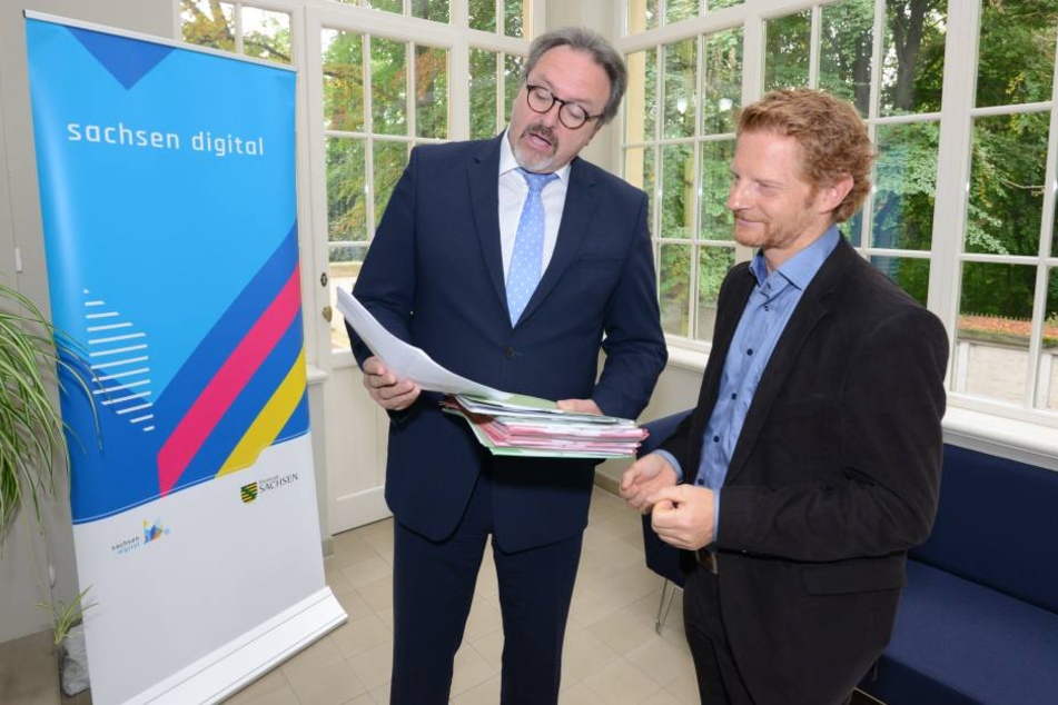 16,2 Millionen Euro für schnelles Internet überbrachte Staatssekretär Stefan
Brangs (52, SPD) Baubürgermeister Michael Stötzer (44, Grüne, r.)