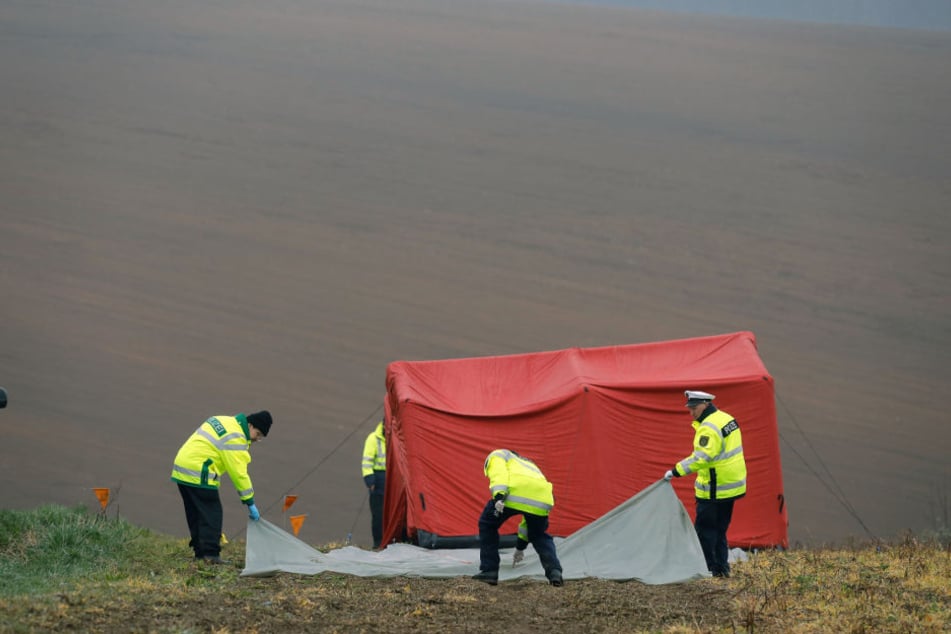 Polizisten auf einem Feld in Breitenau, hier wurde die Leiche von Rico S. entdeckt. (Archivbild)
