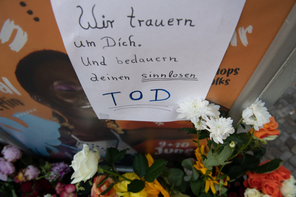 Blumen und Kerzen stehen an der Windscheidstraße, Ecke Kantstraße. Dort war bei einer Verfolgungsjagd nach einem Diebstahl eine 22 Jahre alte Frau getötet worden.