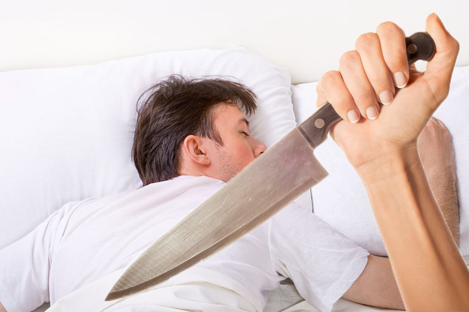 Eine Frau soll mit einem Messer auf ihren getrennt lebenden Ehemann eingestochen haben. (Symbolbild)