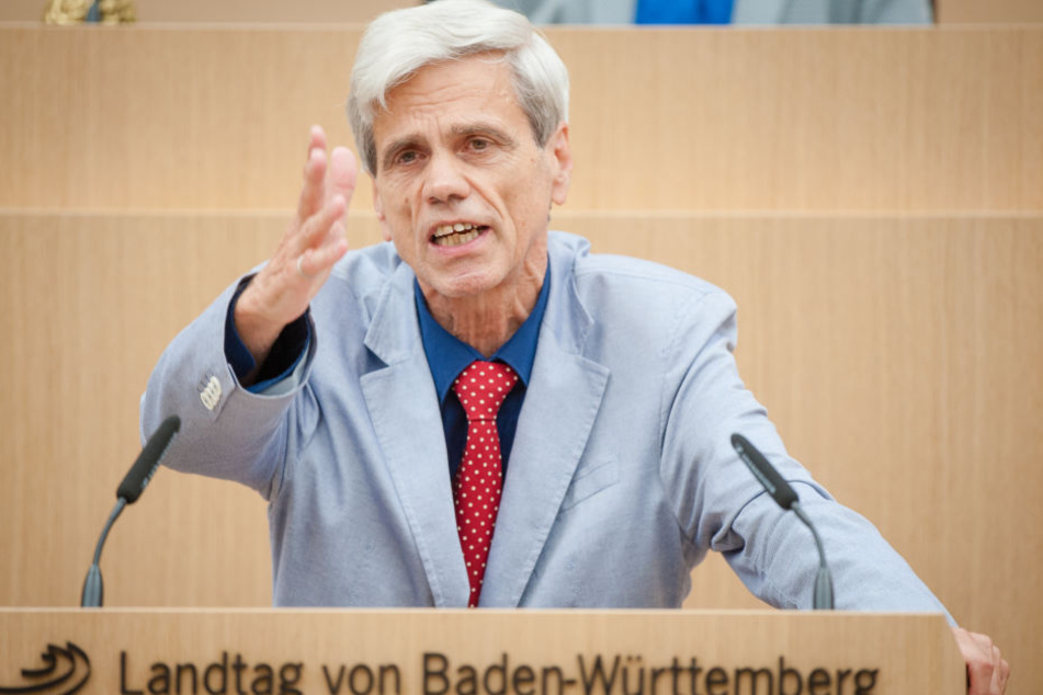 Der Landtagsabgeordnete Wolfgang Gedeon (AfD) spricht im Landtag in Stuttgart. (Archivbild)
