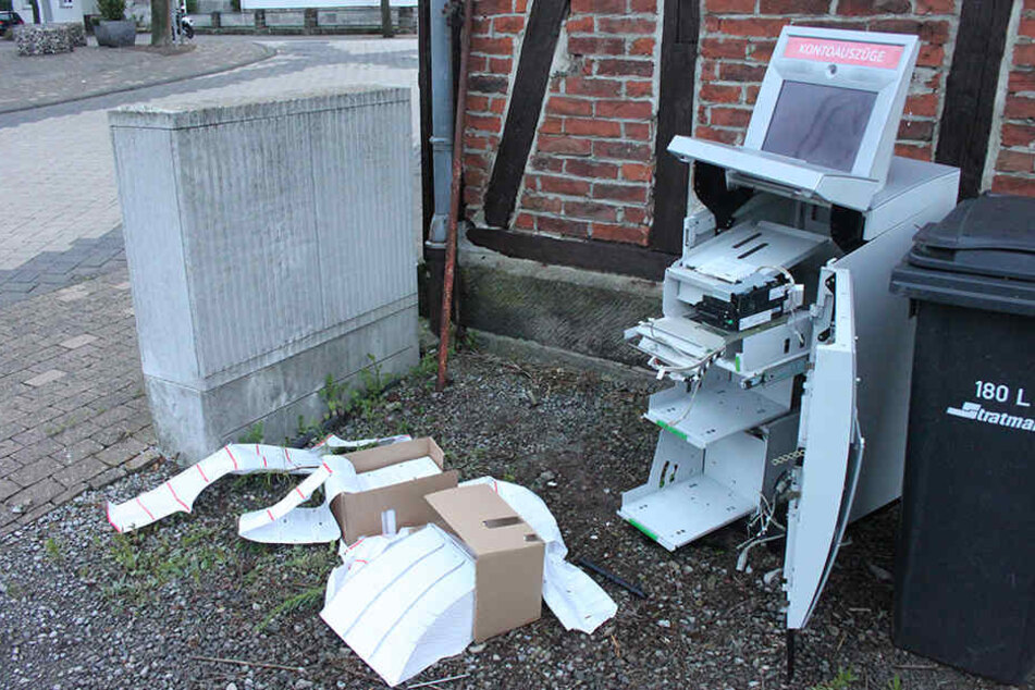 Den aufgebrochenen Automaten stellten die Diebe in der Neutorstraße ab.
