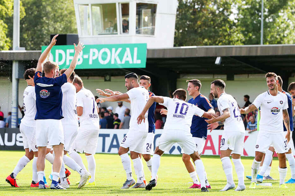 Ausgelassener Jubel dem FC Erzgebirge Aue nach dem 4:1-Pokalsieg bei Wacker Nordhausen.