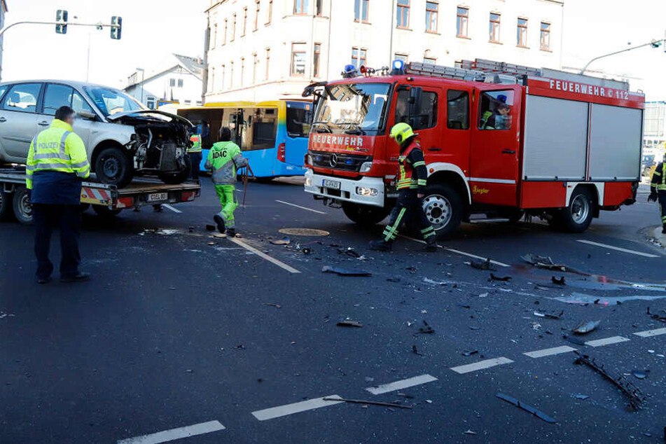Die Kreuzung glich nach dem Unfall einem Trümmerfeld.