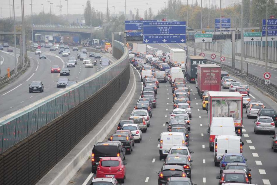 Die Täter stoppten eine Limousine auf der Autobahn und erbeuteten Dinge im Wert von fünf Millionen Euro.