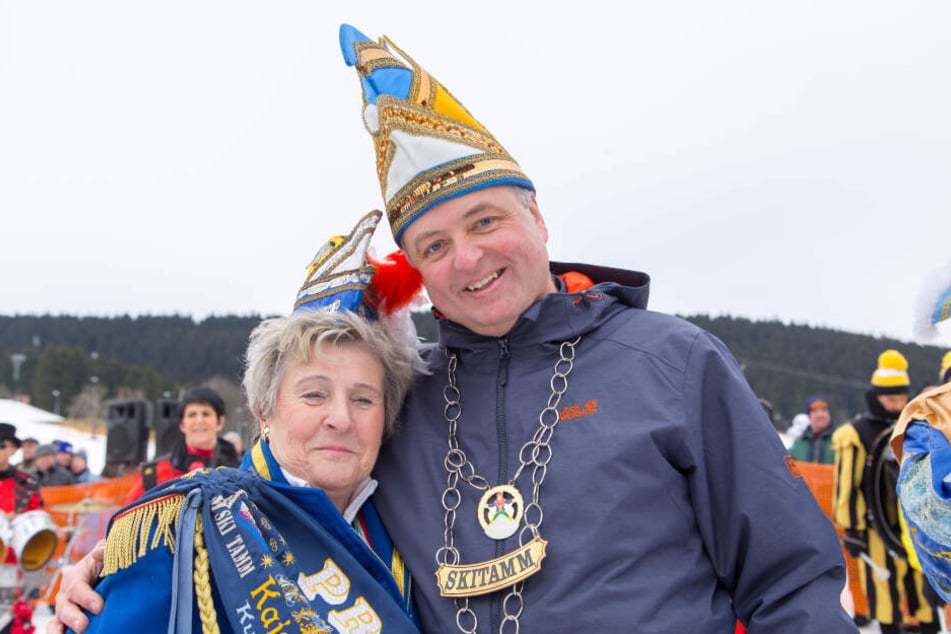 Mit Narrenkappe müht sich Bürgermeister Mirko Ernst (48, FDP) um gute Miene zum bösen Spiel.
