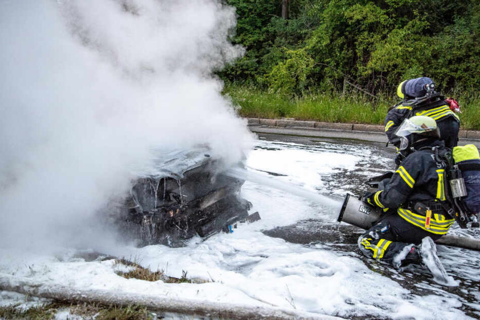 Zwei Feuerwehrleute bei den Löscharbeiten.