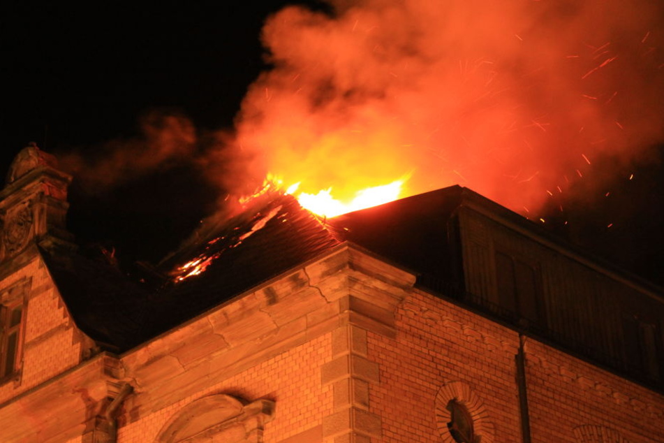Im Dach des Hauses ist das Feuer ausgebrochen.