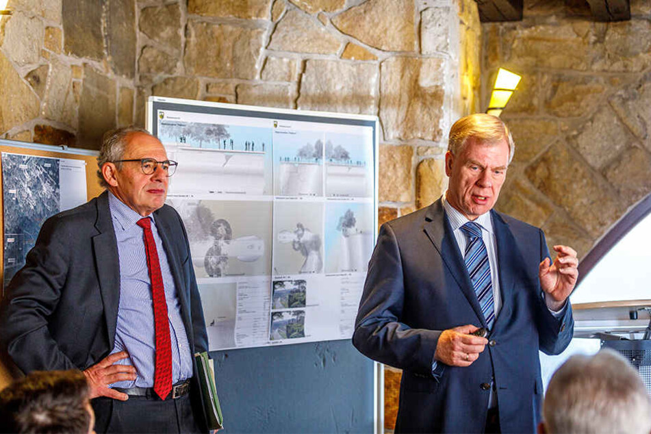 Finanzminister Georg Unland (63, CDU, re.) und seine Mitarbeiter erklärten gestern, wie sie die berühmte Bastei-Aussicht retten wollen.