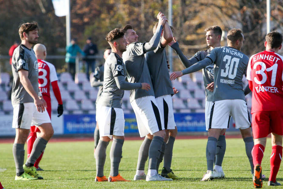 Tor für Zwickau: Die Spieler bejubeln das 1:0 durch Lion Lauberbach.