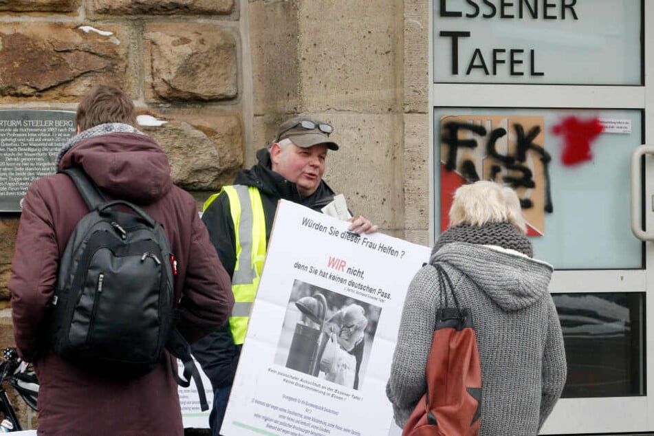 Demonstranten vor der Essener Tafel (Archiv).