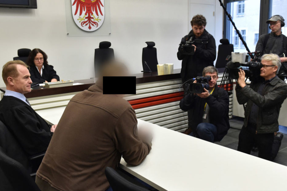 Im Dezember 2015 wurde er für die Tat zu sechs Monaten auf Bewährung verurteilt.