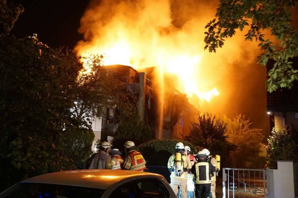 Die Flammen schlugen meterhoch in den Nachthimmel.