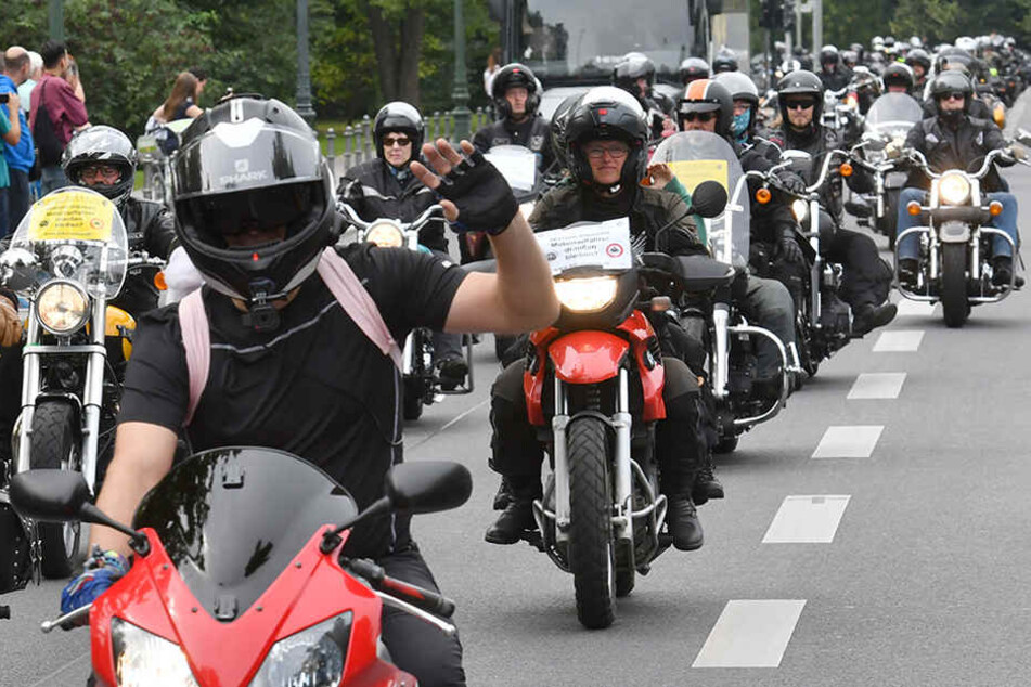 Die Teilnehmer der 12. Sternfahrt der Biker Union fahren durch das Berliner Regierungsviertel. Die Sternfahrt begann am 22. August in mehreren deutschen Städten.