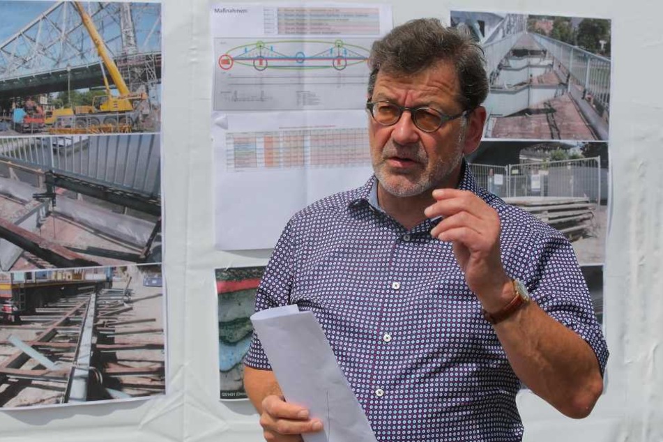 Straßenbauamts-Chef Reinhard Koettnitz (62) erklärte am Freitag die Bauarbeiten
am Blauen Wunder.
