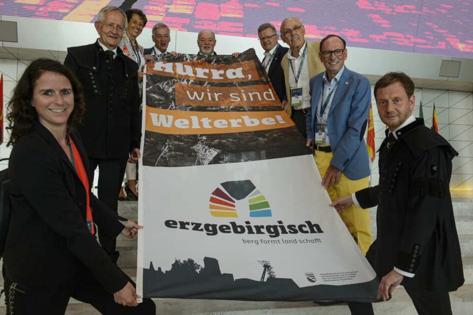 Mit einer kleinen Delegation um Michael Kretschmer (g.r.) waren die Sachsen nach Baku gereist - am Ende konnten sie feiern.