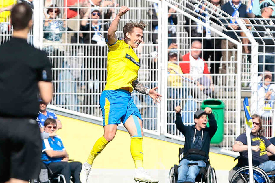 Jenas Torjäger Philip Tietz bejubelt seinen entscheidenden 2:1-Siegtreffer.