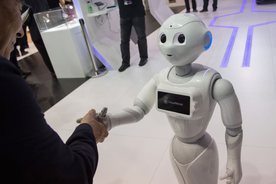 Die Servicekraft von morgen: Roboter Pepper schüttelt auf der MWC in Barcelona Hände. (Archivbild)