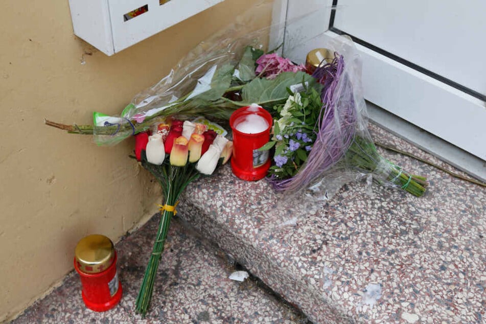 Nach der Tat wurden im Hauseingang Blumen für die getötete "Nelly" abgelegt.