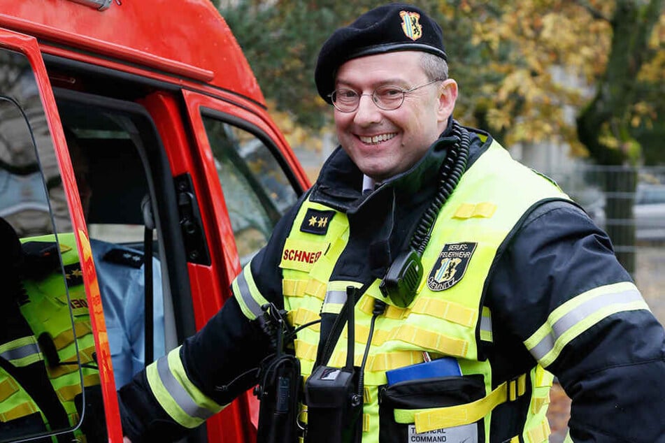 Dr. Dirk Schneider (47) hat gut Lachen: Nach insgesamt 33 Jahren bei der
Feuerwehr ist er jetzt ein "richtiger" Doktor.