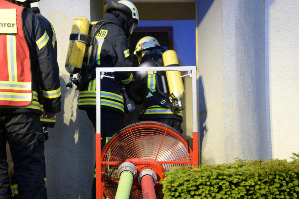 Zwei Feuerwehrmänner machten sich direkt daran, den Brand zu löschen.