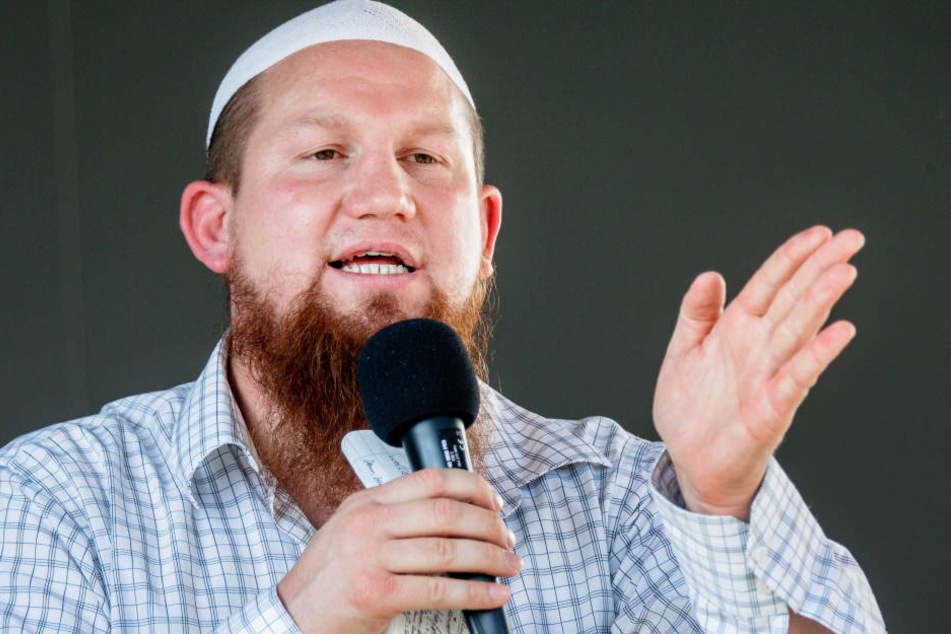 Der salafistische Prediger Pierre Vogel bei einer öffentlichen Kundgebung. Auch im Südwesten erhalten die Salafisten Zulauf. (Archivbild)