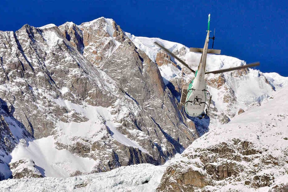 Ein Hubschrauber der Bergrettung ist am 4. Februar 2019 auf dem Weg zu einem Fundort, an dem drei Leichen von Skifahrern gefunden wurden.
