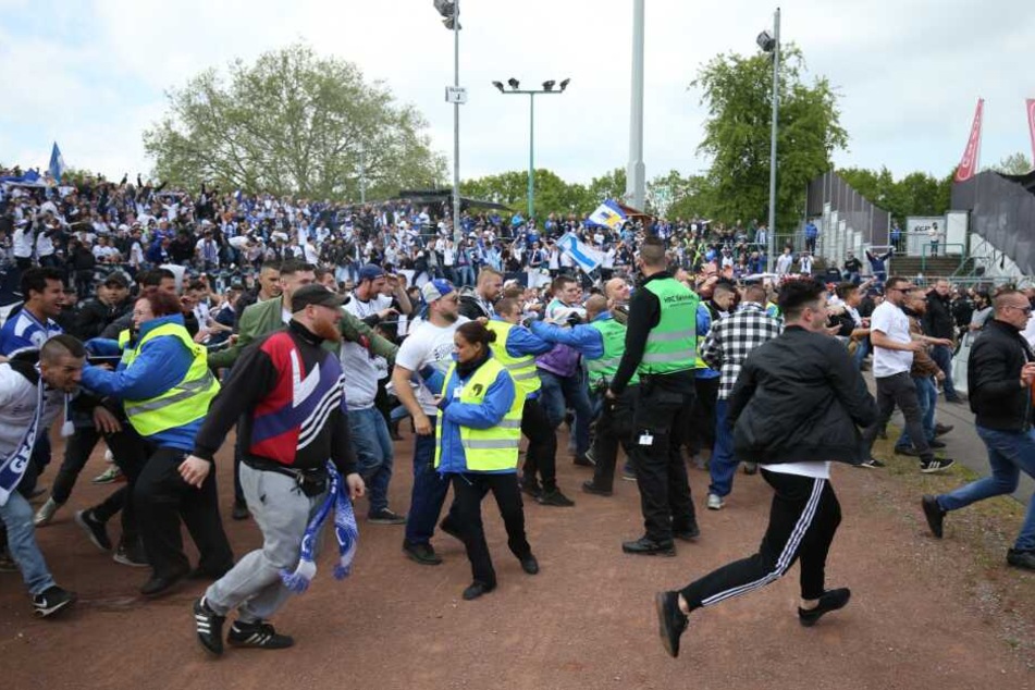 Nach Spielende stürmten die Fans aus Karlsruhe das Spielfeld.
