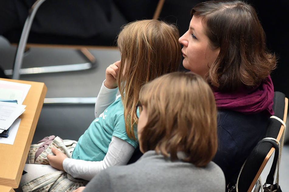 Die Berliner Fraktionsvorsitzende Antje Kapek (hinten) sitzt mit ihrer vierjährigen Tochter Emmi in der 16. Sitzung des Berliner Abgeordnetenhauses.