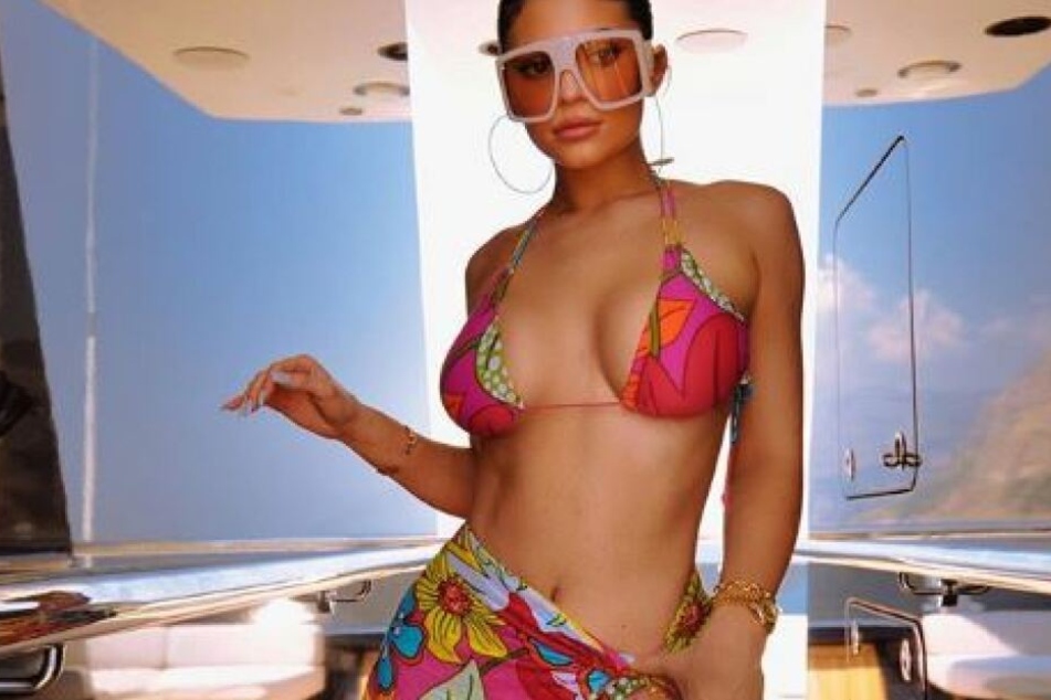 Kylie Jenner posiert im Bikini.