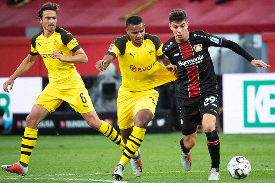 Kai Havertz ist durchsetzungsstark, hat Zug zum Tor und eine herausragende Ballbehandlung. So fiel es auch den BVB-Kickern Manuel Akanji (M.) und Thomas Delaney (l.) schwer, ihn zu stoppen.